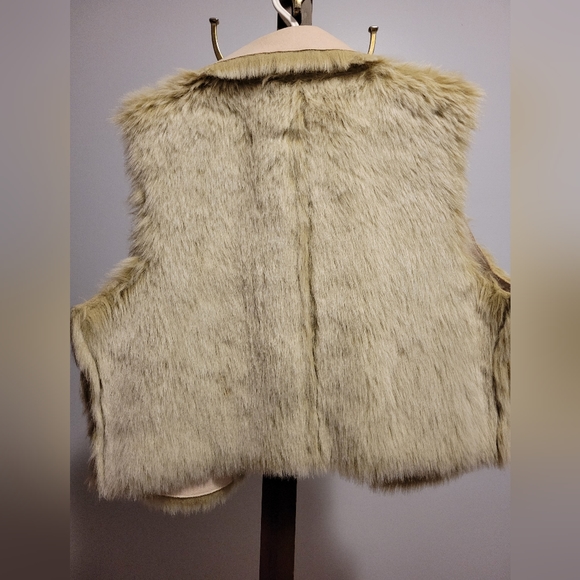 REVERSIBLE FAUX FUR SUEDE VEST - Picture 6 of 10